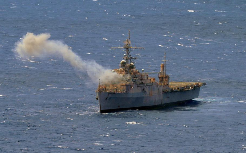 環太平洋2024靶艦：奧斯汀級船塢登陸艦(Austin-class amphibious transport dock)「迪比克號(Dubuque，原舷號LPD-8)」。圖為本次擊沉演習中彈瞬間。   圖：翻攝U.S. Army