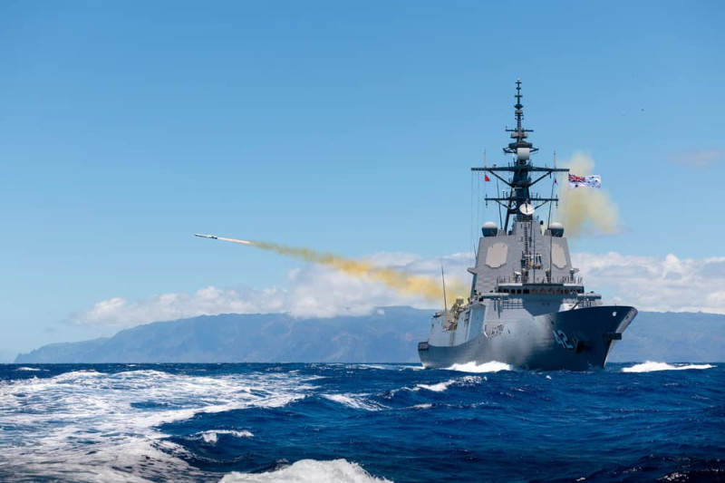  澳洲皇家海軍「霍巴特級」(Hobart-class)驅逐艦「雪梨號(HMAS Sydney DDG-42)」發射「海軍打擊飛彈」(NSM)。 圖：翻攝「臉書」RIMPAC 