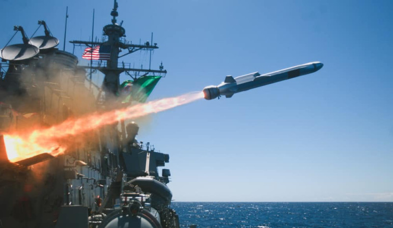  美國海軍勃克級驅逐艦(Arleigh Burke class destroyer)「費茲傑羅號(USS Fitzgerald DDG-62)」射擊1枚海軍打擊飛彈。 圖：翻攝「臉書」RIMPAC 