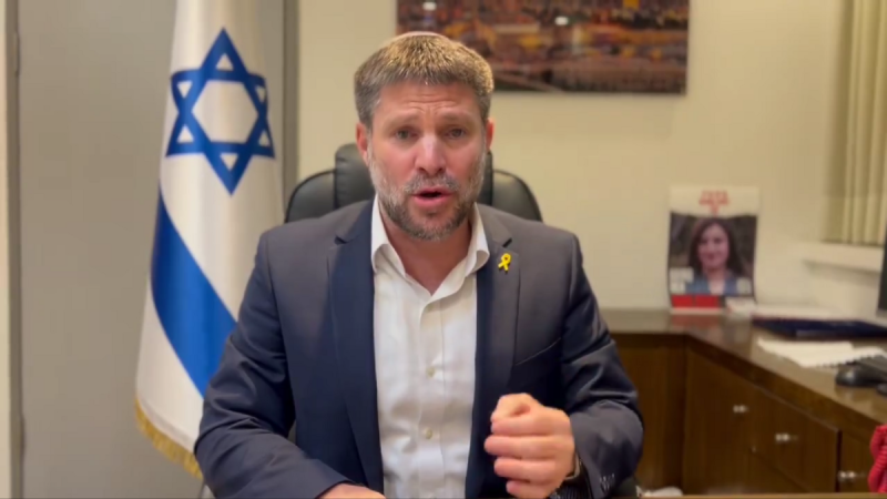 以色列財政部長比撒列·斯莫特里赫（Bezalel Smotrich）近日在耶德·比尼亞敏（Yad Binyamin）舉行的卡提夫會議（Katif Conference）上表示，儘管讓兩百萬加薩居民面臨飢餓以促使以色列人質歸還「可能是正義和道德的」，但「世界上沒有人會允許我們這樣做」。   圖 : 翻攝自X帳號@bezalelsm