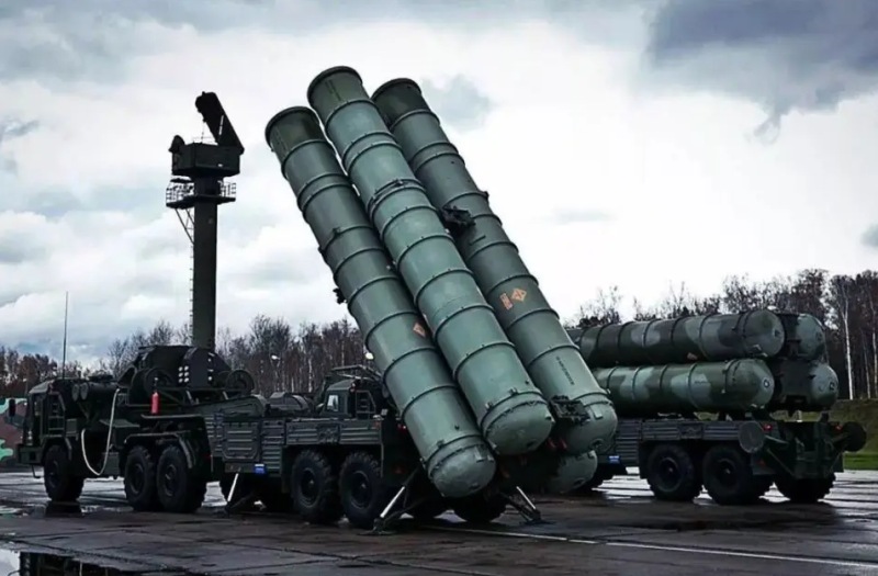 S-400 防空飛彈系統是俄羅斯開發的一款先進防空系統，具有發射射程 120 公里至 400 公里的多種飛彈，能夠攔截並打擊多種空中目標，包括飛機、無人機和導彈。   圖 : 翻攝自騰訊網