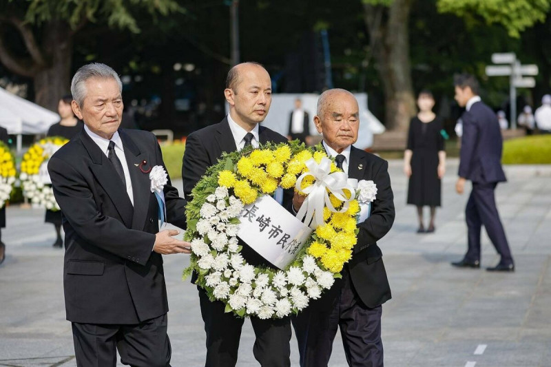 廣島、長崎市遭原子彈轟炸 79 周年相關紀念於昨（6）日舉行。長崎市市長鈴木史朗（圖中）參與該活動。   圖：翻攝自鈴木史朗 X 帳號