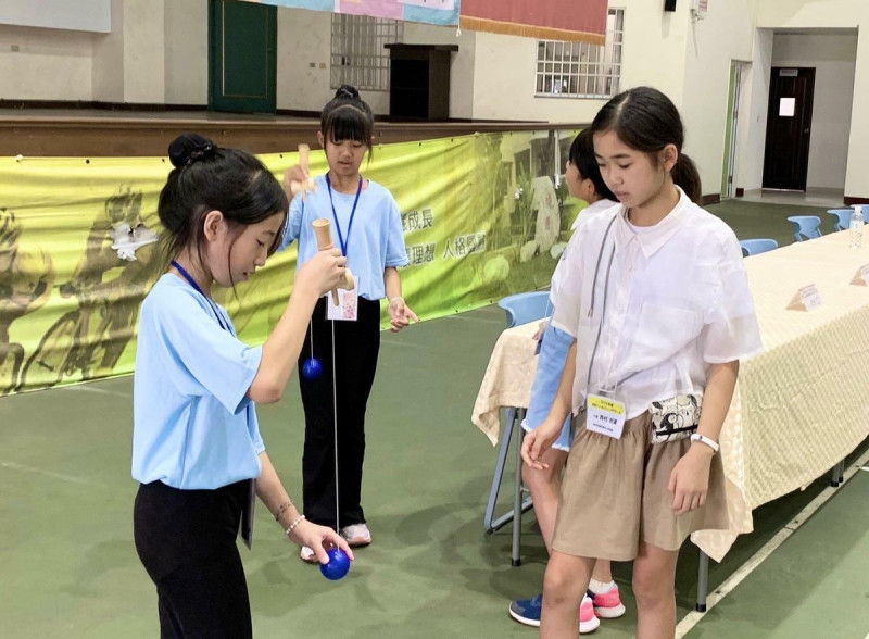 高雄學生體驗日本傳統童玩劍玉。   圖：高雄市教育局/提供