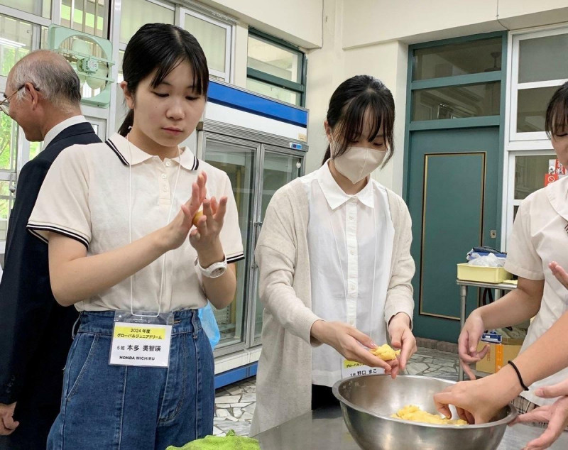 台日學生一起體驗製作鳳梨酥。   圖：高雄市教育局/提供