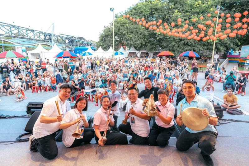 台北木偶劇團結束在巴黎文化奧運最後1場演出，與觀眾在法國留下「美麗之島．台灣_Formosa」的感動。   圖：文化部提供