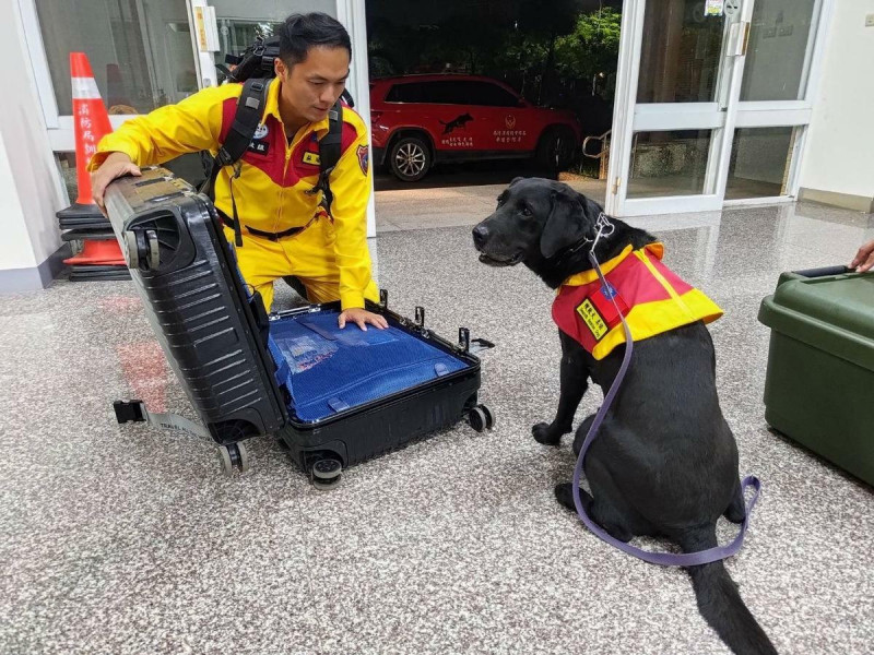 高市搜救人員及搜救犬待命整備，隨時配合執行國際人道救援。   圖：高雄市消防局/提供