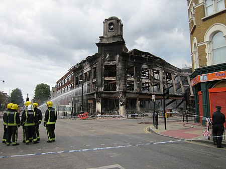 英國 2011 年也因警方行為爆發大規模抗議。圖為消防員在托登罕對被燒的商業建築進行滅火。