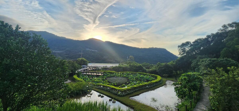 不能錯過的約會景點還有內湖區白石湖社區的「碧山巖」，位於碧山尖鋒，是全台灣最大聖王公廟，走進廟埕居高臨下可展望到極佳視野。   圖：台北市政府工務局大地工程處／提供