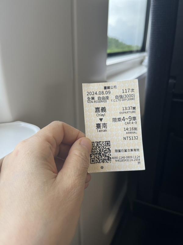 台鐵自 8 月起已開始在自動售票機和窗口售出的車票上加印 QR Code。乘客只需掃描 QR Code 即可通過閘門，較現行插入背磁式車票快上 0.7 秒，大幅提升通勤效率。   圖：民眾提供