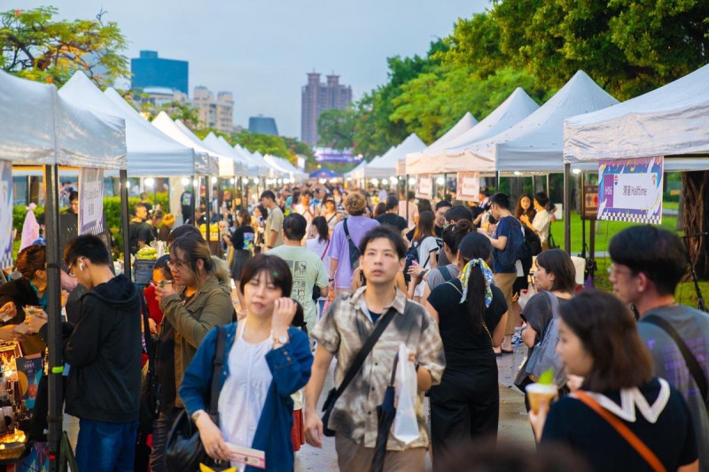 高雄雄嗨調酒節湧進大批人潮。   圖：高雄市觀光局／提供