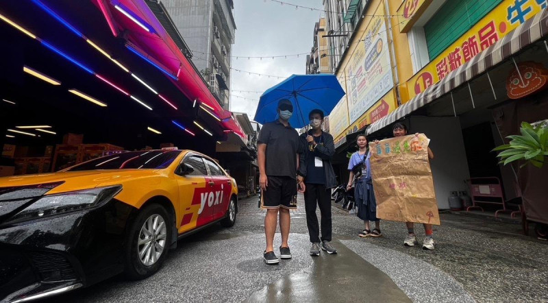 高中生上街關心「行人地獄」交通議題。   圖：高雄市行人路權促進會/提供