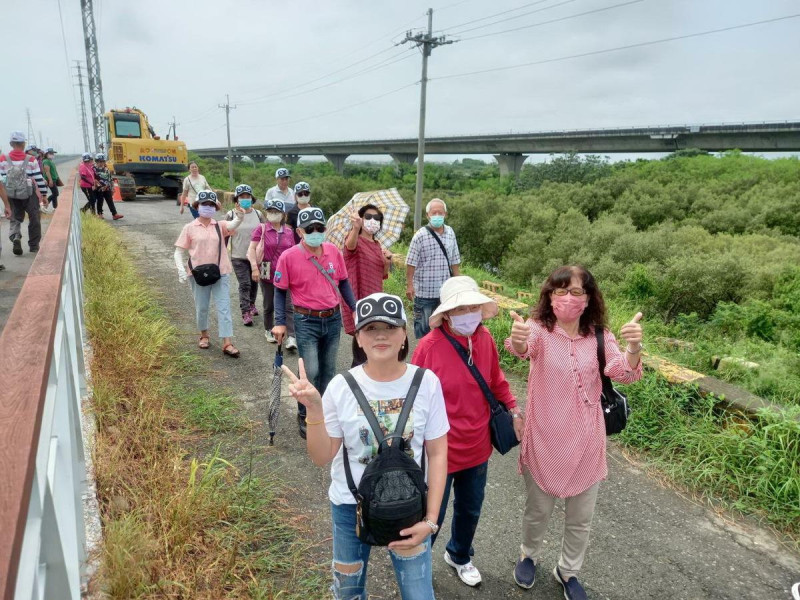 台南市生態保育學會舉辦「113年學甲濕地保育輕旅行」，吸引大批來自各地的親子熱情參加。   圖：黃博郎／攝