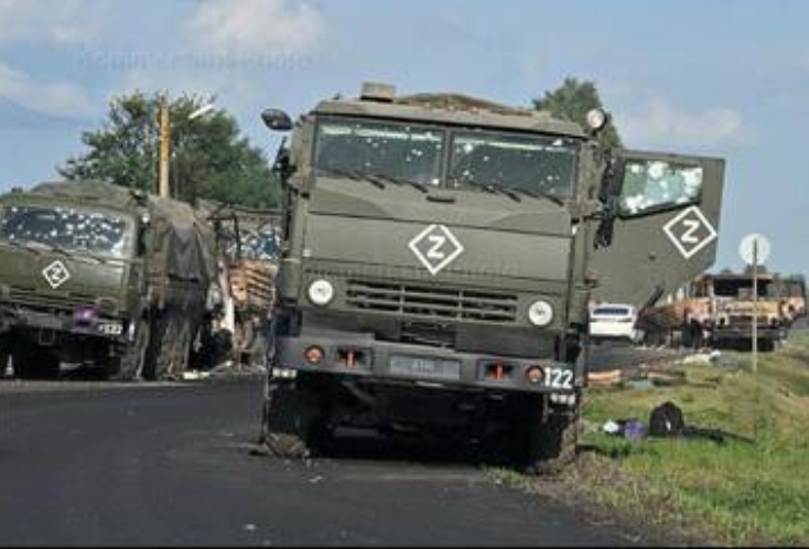 中了烏軍埋伏慘遭轟濫的俄軍增援部隊車輛。   圖 : 翻攝自X