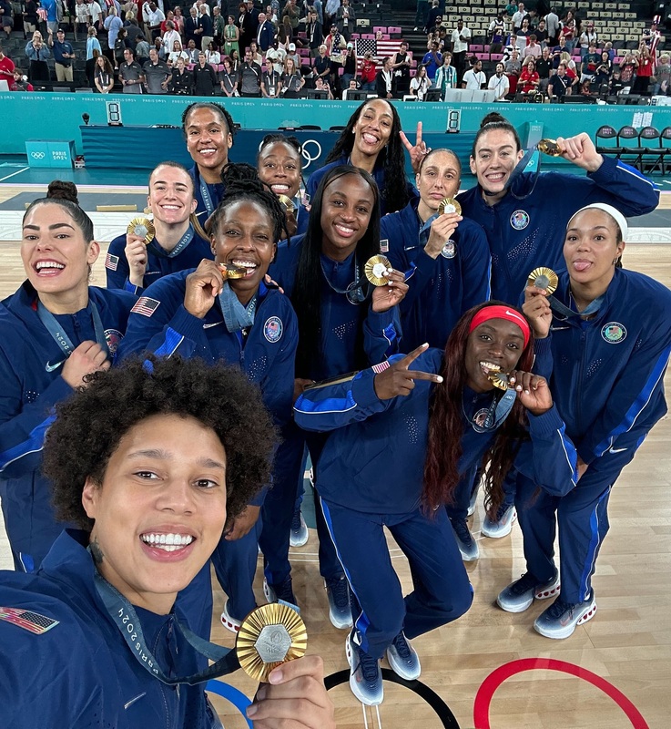 美國女籃在金牌戰險勝地主法國，拿下本屆奧運最後一金。   圖：翻攝USA Basketball臉書