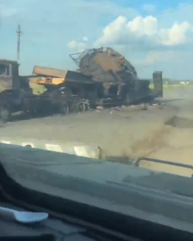 烏軍摧毀了一隻載有 T-80 坦克的俄羅斯卡車後援車隊，該車隊進入了庫爾斯克科列諾沃附近的戰區。   圖：翻攝自Inty熱點新聞 X 帳號