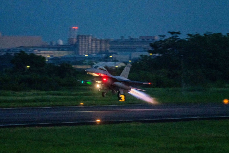 F-16V戰機起飛離地。 圖：軍聞社提供