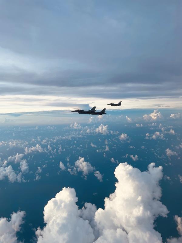 一同搭乘此班機旅客也拍下這難得的畫面。 圖：民眾提供