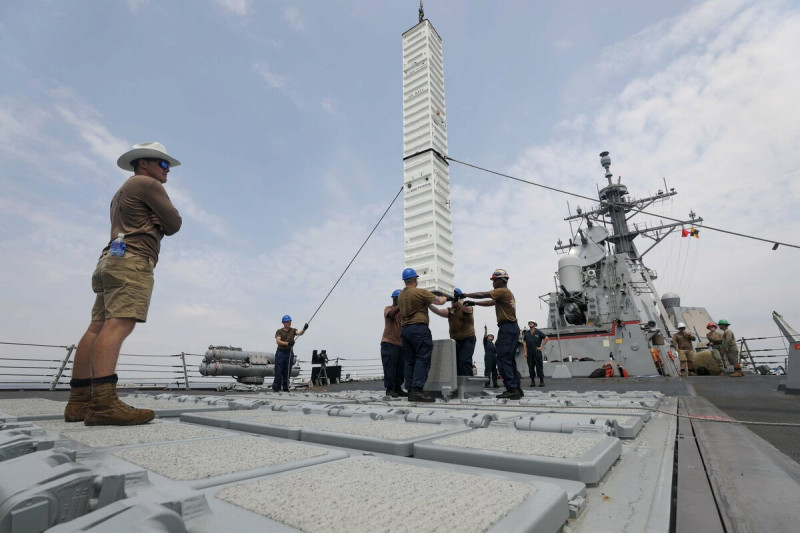 美國海軍勃克級驅逐艦杜威號與海軍軍需司令部東亞分部協力進行海上彈藥裝載任務。   圖：翻攝「X」@US7thFleet