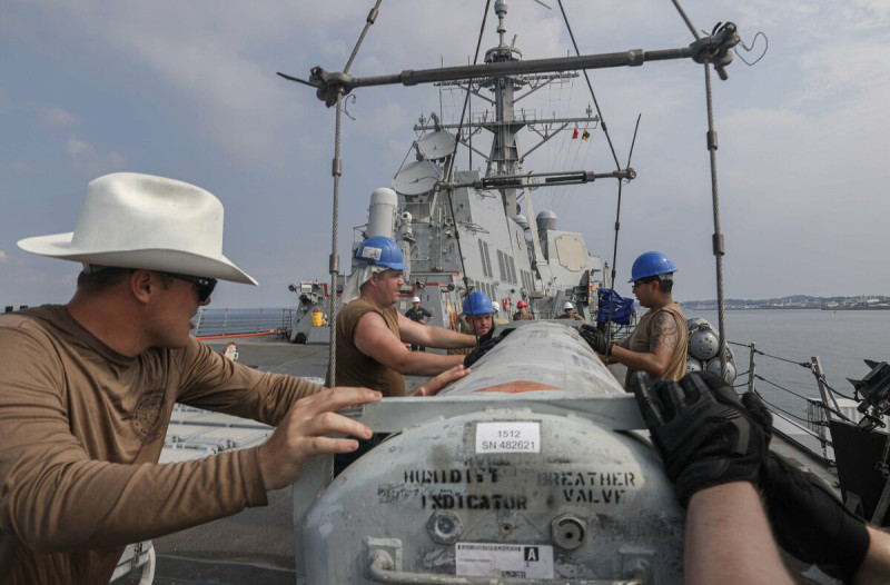 美國海軍勃克級驅逐艦杜威號與海軍軍需司令部東亞分部協力進行海上彈藥裝載任務。   圖：翻攝「X」@US7thFleet