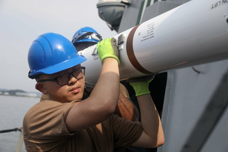 美國海軍勃克級驅逐艦杜威號與海軍軍需司令部東亞分部協力進行海上彈藥裝載任務。   圖：翻攝「X」@US7thFleet