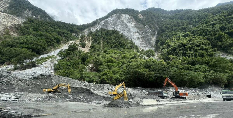 台9線蘇花公路和仁至崇德路，因崩塌土石量大進行夜間禁止通行管制，公路局東區養護工程分局今指出，從明(16)下午5時起解除夜間封路，白天因工程進行，仍維持原先3時段的通行管制，。   圖：交通部公路局東區養護工程分局／提供