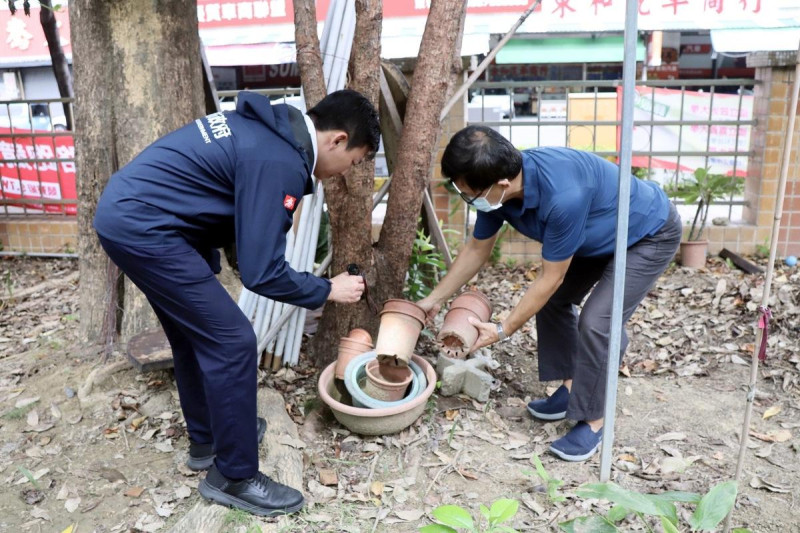 吳立森(左)巡查校園孳生源，要求學校落實防疫確保師生安心上學。   圖：高雄市教育局/提供