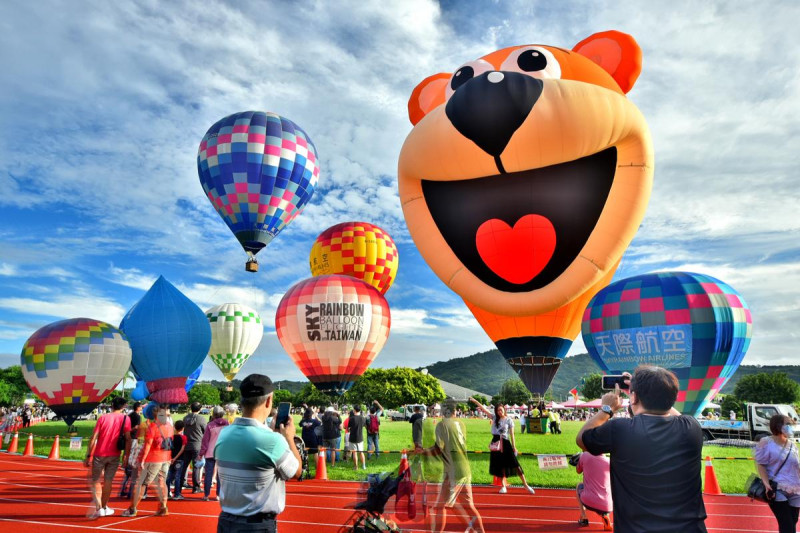 台中石岡熱氣球嘉年華8月23日至25日將在土牛運動公園登場，開幕會將邀請奧運金牌羽球男雙李洋，及台灣女拳王林郁婷出席。   圖：台中市政府／提供