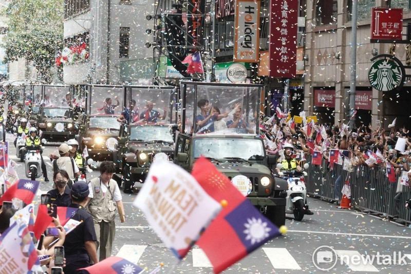 巴黎奧運拳擊金牌選手林郁婷和其他奧運選手站在吉普車上，在館前路上的英雄谷向夾道歡迎的民眾揮手致意。主辦單位也同步灑紙花向奧運選手致敬。   圖：張良一/攝