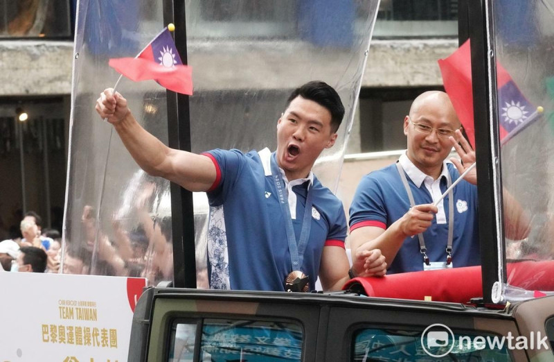 巴黎奧運體操銅牌選手唐嘉鴻站在吉普車上向民眾揮手致意。   圖：張良一/攝