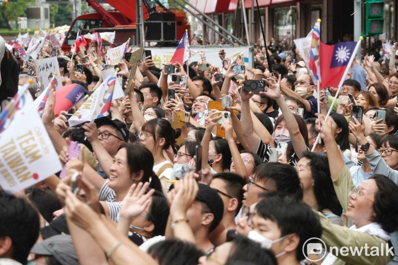 熱情的民眾在英雄谷上夾道歡迎巴黎奧運選手。   圖：張良一/攝