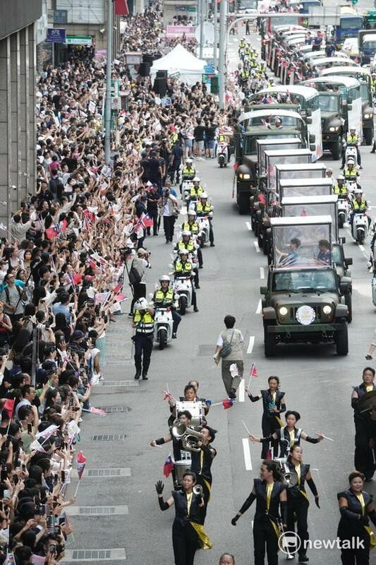 民眾站在忠孝西路上，向站在吉普車上的巴黎奧運選手揮手致敬。   圖：張良一/攝