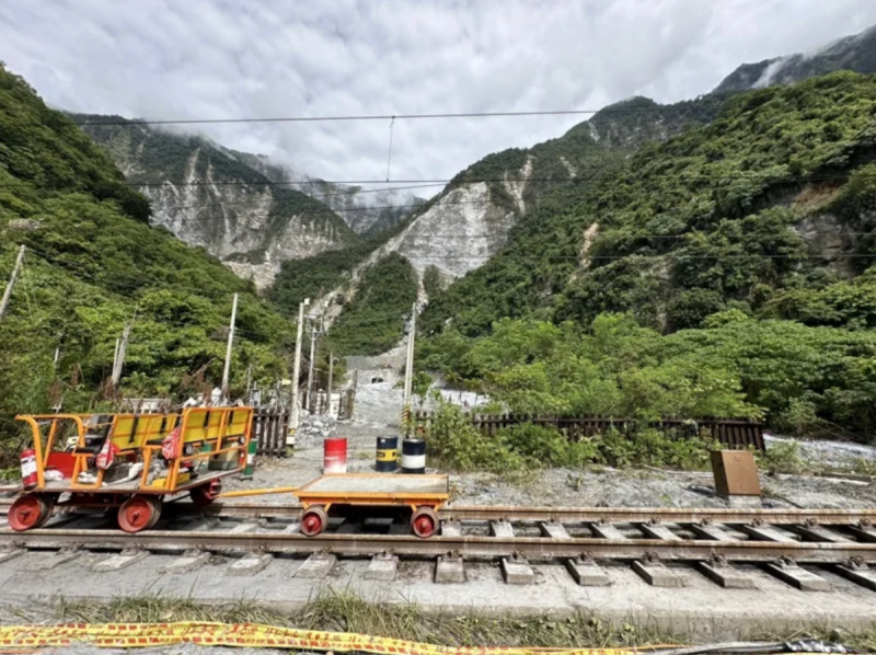 凱米颱風重創台鐵東部幹線，小清水溪橋西正線被土石流沖毀。   圖：台鐵公司／提供