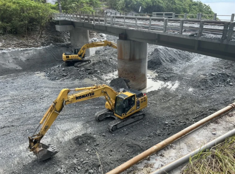 為了加速通車進度，台鐵公司表示，將原雙跨原預力混凝土I型梁的小清水溪橋橋墩，改為單跨鋼桁架橋。   圖：台鐵公司／提供