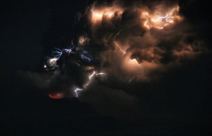 堪察加半島的希韋盧奇火山向空中噴發高達 5 英里的火山灰，同時還湧出大量熔岩。   圖：翻攝自愚蠢的精衛 X 帳號