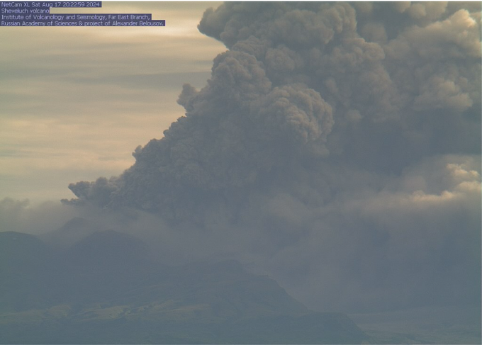 堪察加半島的希韋盧奇火山向空中噴發高達 5 英里的火山灰，同時還湧出大量熔岩。   圖：翻攝自愚蠢的精衛 X 帳號