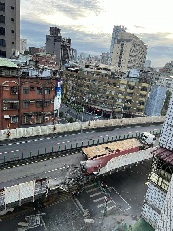 忠孝橋今（20）天一早發生聯結車撞斷護欄的翻車事故。   圖：翻攝爆料公社臉書