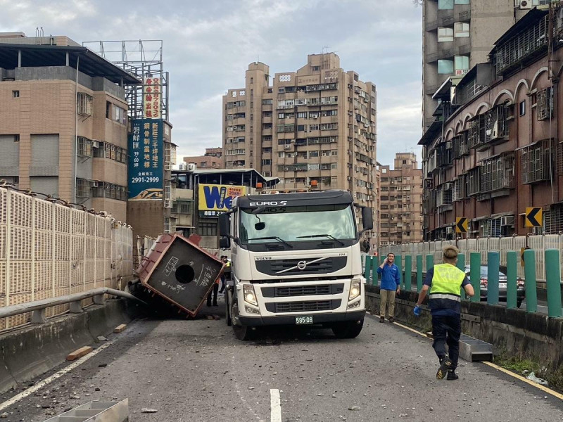 忠孝橋今（20）天一早發生聯結車撞斷護欄的翻車事故。   圖：台北市政府提供