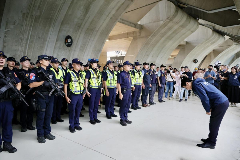 陳其邁(右)鞠躬感謝參與實兵演習的警消人員。   圖：高雄市政府/提供