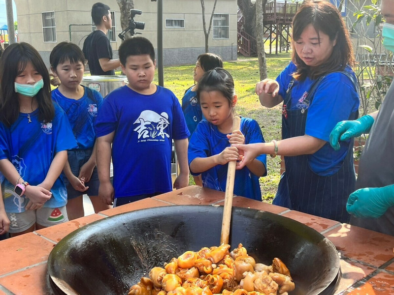 來自高雄吉東國小的夢想團隊，學習如何使用傳統大灶，烹煮出美味的客家滷豬腳。   圖：灃食公益飲食文化教育基金會提供