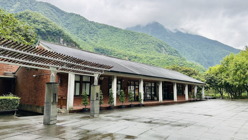 今(21)日太魯閣國家公園管理處宣布，太魯閣遊客中心已完成整修，即日起重新開放。   圖：太魯閣國家公園管理處／提供