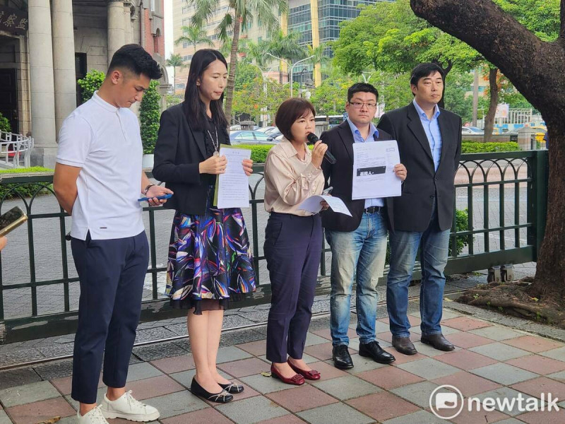 國民黨台北市議員徐弘庭、游淑慧與律師葉慶元、潘艾嘉等人赴監察院告發。   圖：黃建豪/攝