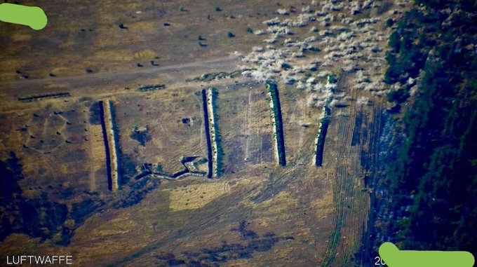 俄軍在扎波羅熱的軍事訓練場也遭烏軍海馬斯集束炸彈襲擊，損失十分慘重。   圖：翻攝自 @NOELreports X 帳號