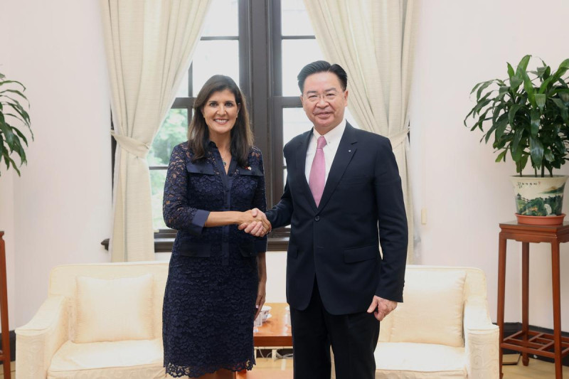  國安會秘書長吳釗燮接見美國前駐聯合國常任代表海莉（Nikki Haley）。 圖：國安會提供 