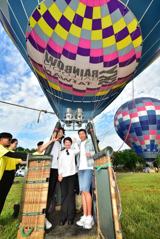 盧秀燕邀請李洋、林郁婷一同到石岡搭乘熱氣球。   圖：台中市府提供