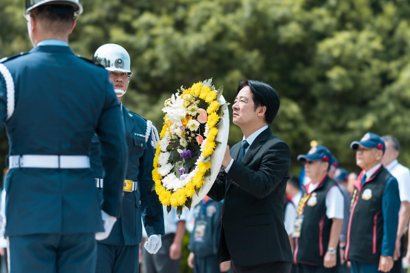 823戰役66週年，總統賴清德赴金門忠烈殿主持公祭典禮，並向參戰官兵及遺族致意。   圖：翻攝賴清德臉書