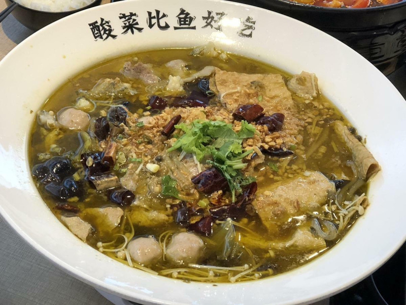 「老罈酸菜魚」料理使用龍膽石斑與深海的黑鮪魚腹片為主要食材，挑選魚貨的都是肉質鮮美30斤以上的龍膽石斑、黑鮪魚腹片吃起來則是非常的鮮甜。為確保每一道料理都能帶給消費者最原汁原味川式口感與享受=.    圖：黃博郎／攝