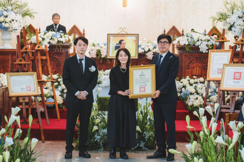 陳其邁(右)頒發高府褒揚狀，由曾貴海家屬接下。   圖：高雄市政府/提供