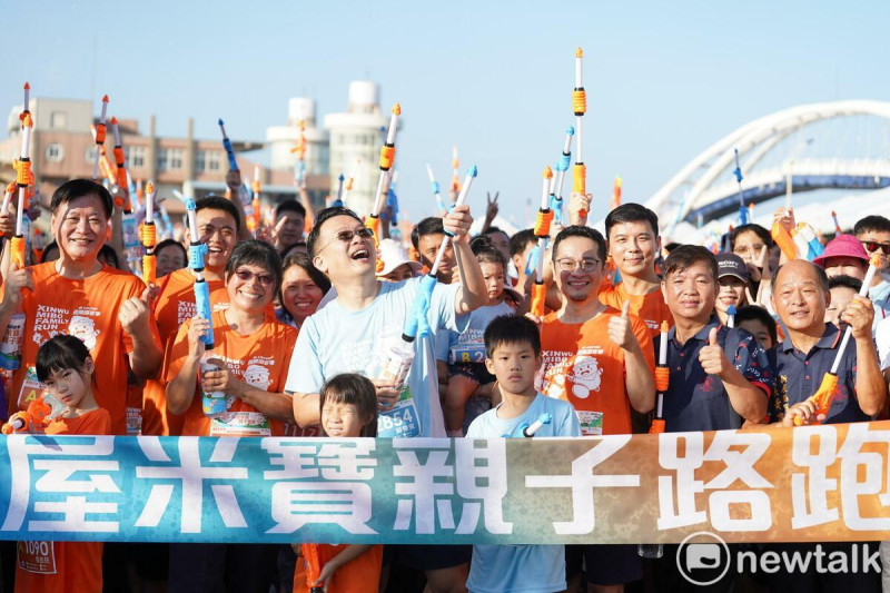 桃園市副市長蘇俊賓率領眾人起跑、拿水槍打水仗。   圖：桃園市客家局／提供