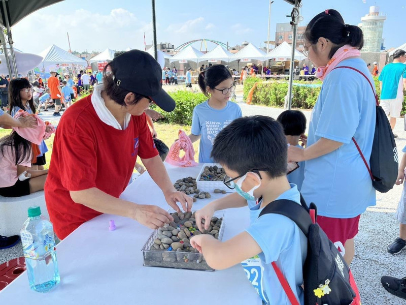 小朋友體驗如何堆石塭。   圖：桃園市客家局／提供