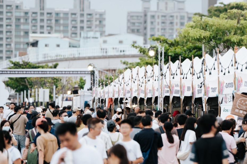 台日大港水果祭活動首日即吸引大批人潮湧入。   圖：高雄市行國處/提供